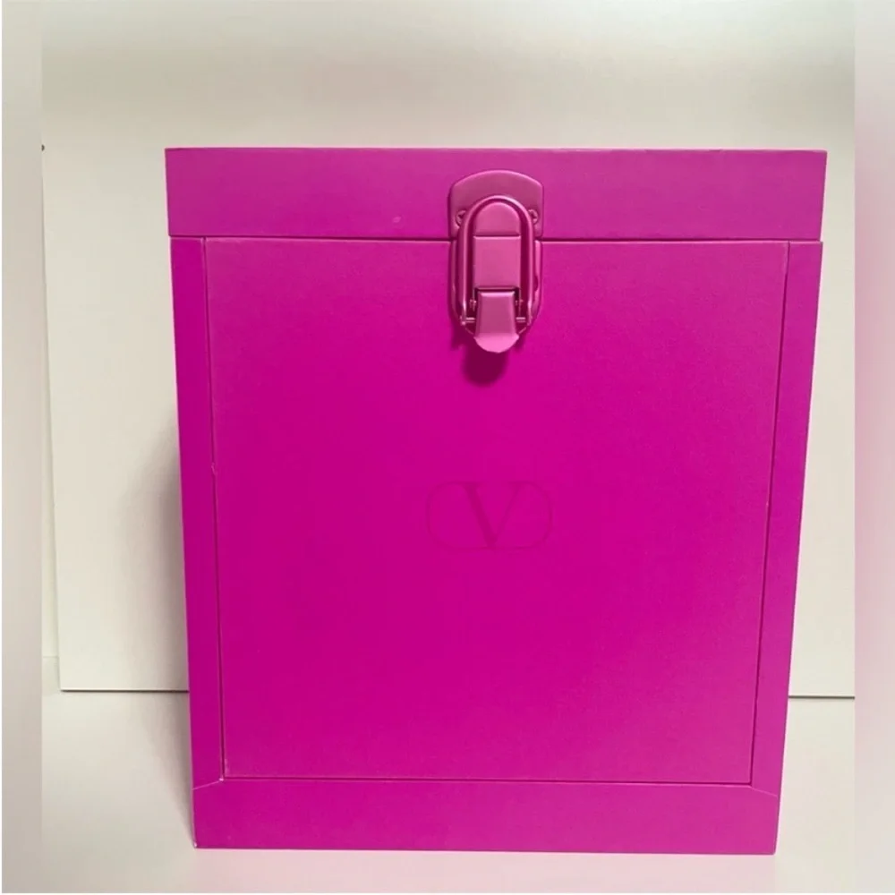 Valentino beauty limited gift box 2024 Christmas - Picture 7 of 13